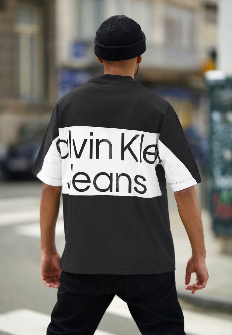 Calvin Klein Jeans BOLD LOGO COLORBLOCK TEE - T-Shirt print