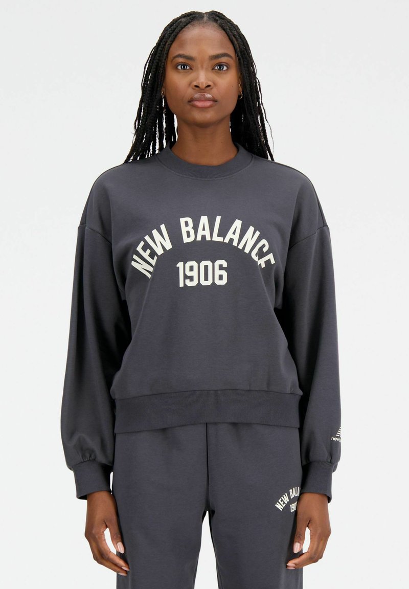 New Balance ESSENTIALS VARSITY  CREW - Sweatshirt