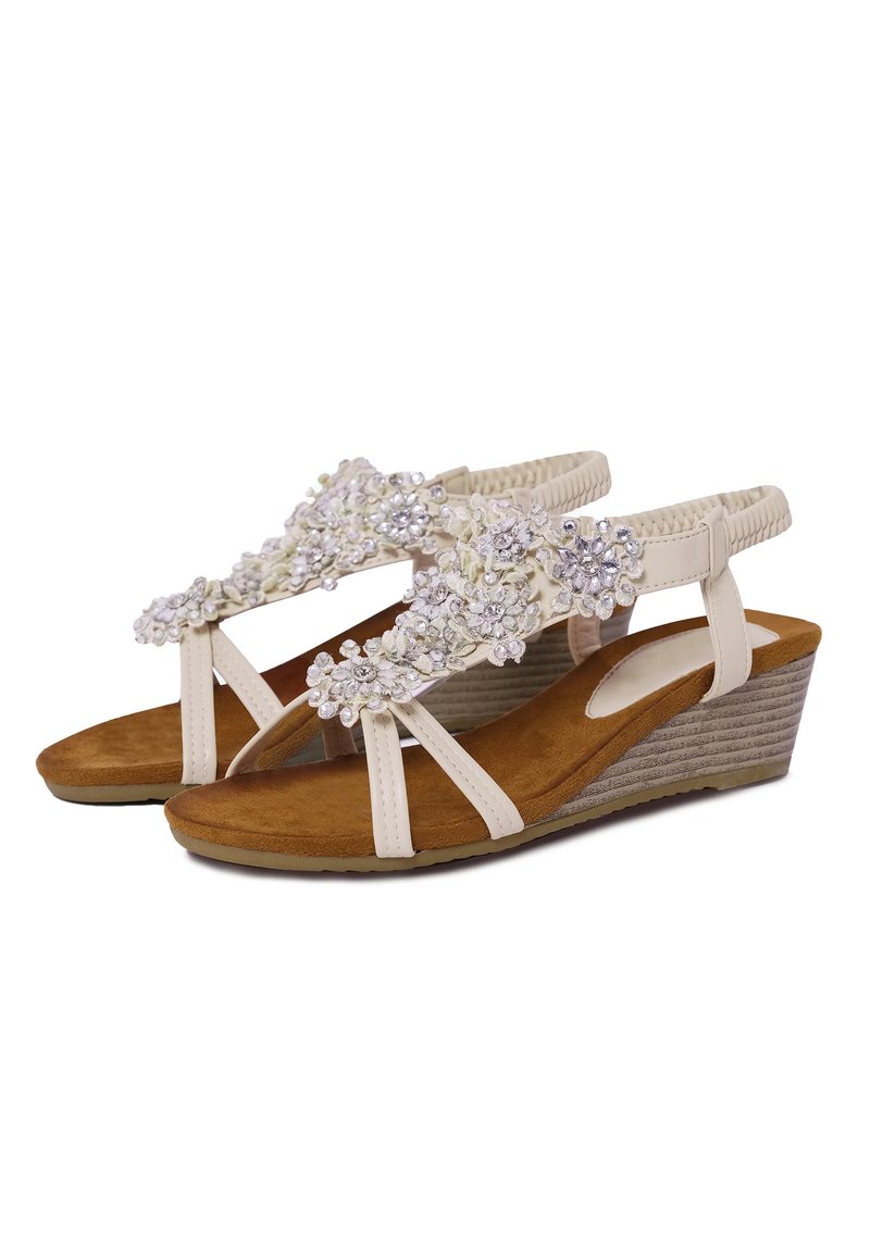 Where’s That From CEVEDO LOW WITH DIAMANTE FLOWERS DETAIL - Keilsandalette